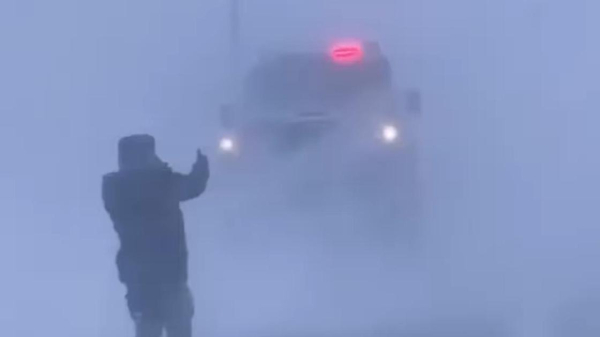 Везли пенсионерку в больницу: спасатели прошли 18 км пешком через метель в Актюбинской области (видео)