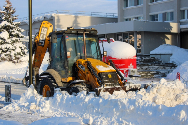 300 единиц техники и 900 рабочих убирают снег в Челябинске