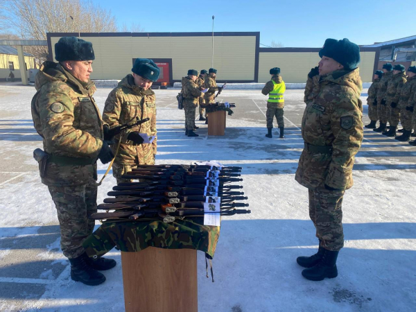 Молодым солдатам вручили боевое оружие