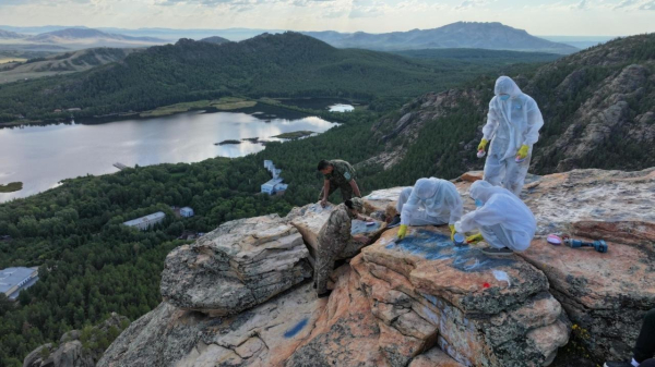 «Таза Қазақстан»: в Каркаралинске очистили скалы от граффити и следов вандализма