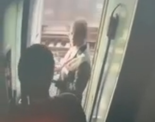 Пассажир поезда сломал позвоночник проводнице за отказ открыть дверь вагона и выпустить его на перекур