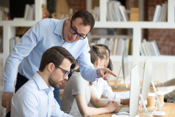 Названы признаки, когда манипулирование маскируется под заботу начальства