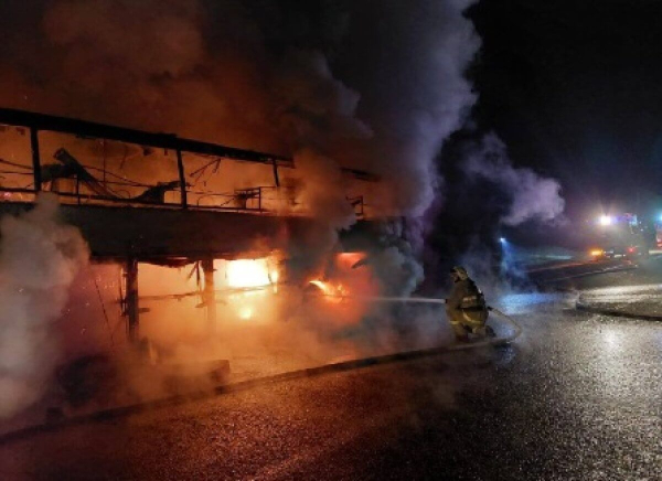 Автобус с пассажирами загорелся на трассе в Жамбылской области