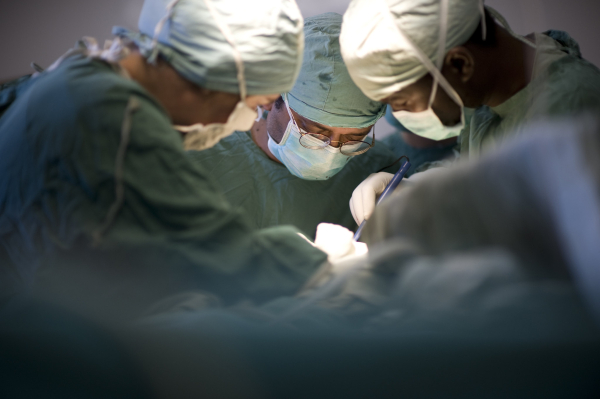 В Москве пациент после пересадки руки начал самостоятельно держать предметы