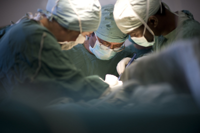 В Москве пациент после пересадки руки начал самостоятельно держать предметы