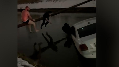 В Дагестане прохожие спасли женщину с ребенком из упавшей в канал машины