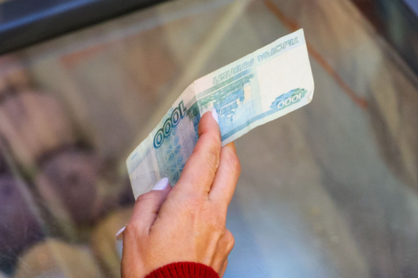 Купюра номиналом 1000 рублей взорвалась в паре метров от ребенка в Москве