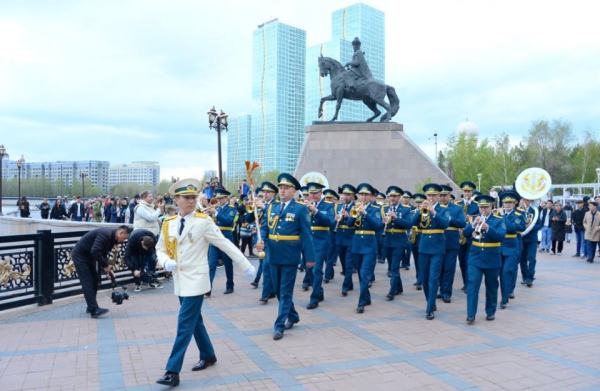 Музыкальное шествие по набережной Астаны