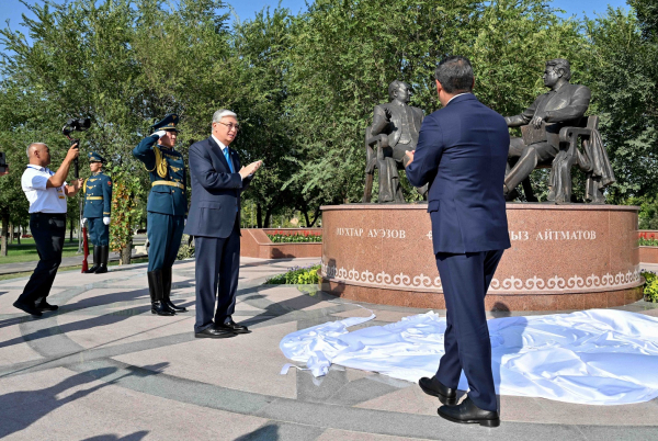 «Золотой мост дружбы»: Токаев и Жапаров открыли памятник Ауэзову и Айтматову