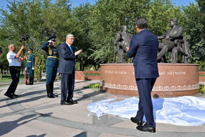 «Золотой мост дружбы»: Токаев и Жапаров открыли памятник Ауэзову и Айтматову