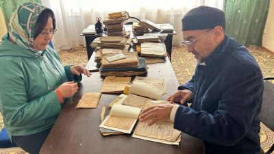 Древние рукописи и книги передали в Казахстане