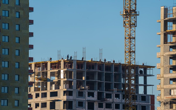 До 75% новостроек сдавались с задержкой в 2025 году. Регионы-антилидеры