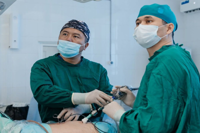 Онкохирург из Алматы внедряет в Атырау современные методы лечения рака