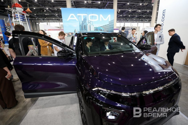 Российский электромобиль &laquo;Атом&raquo; начали выдавать первым покупателям