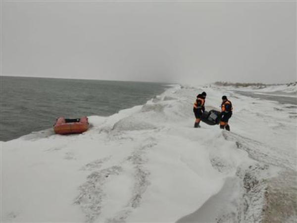 На Капчагае рыбака унесло на льдине