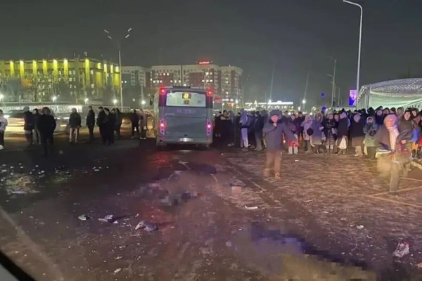 Автобус врезался в людей на остановке Алматы: женщину-водителя допросили