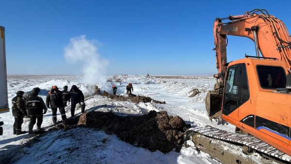 Около 100 человек устраняют повреждение на трубопроводе в Майкаине