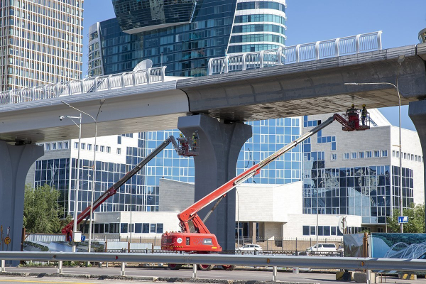 При покраске ЛРТ краской испортили десятки автомобилей в Астане