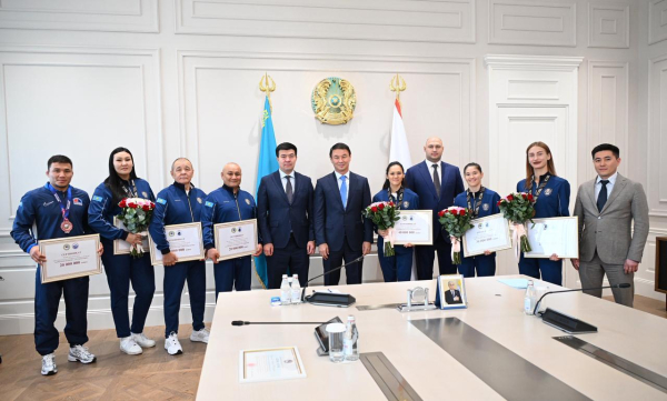 Алматинские медалистки ЧМ по боксу получили миллионные призовые от акимата