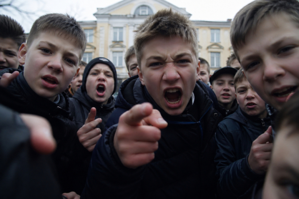 &laquo;По затылку не бьем&raquo;: глумливые подростки устроили поп-ММА с инвалидом