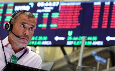 Фондовый рынок США держится у максимумов в ожидании новостей