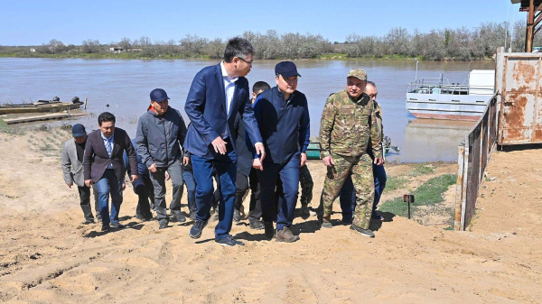 Бектенов проверил берегоукрепление жилых массивов Атырау в преддверии второго пика паводков