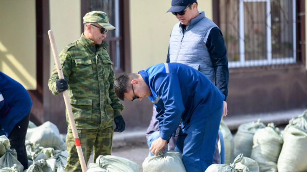 Канат Бозумбаев поручил перебросить в ЗКО еще 500 военнослужащих и спасателей