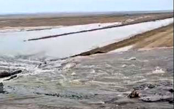 Талая вода переливается через дорогу в Актюбинской области
