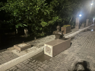 Памятники и бюсты в Атырау проверят на безопасность