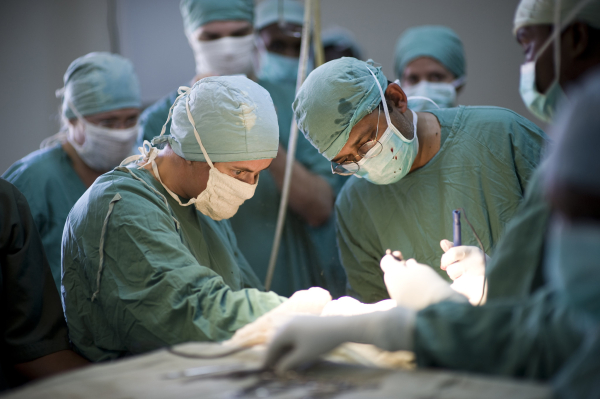 Омские врачи спасли 55‑летнюю женщину с большим камнем в мочевом пузыре