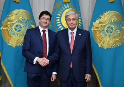 Профессор Стэнфорда подарил Токаеву свою книгу на казахском языке