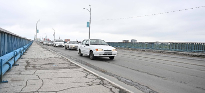 Берик Уали поручил полностью заменить асфальт за неделю на автогужевом мосту Семея