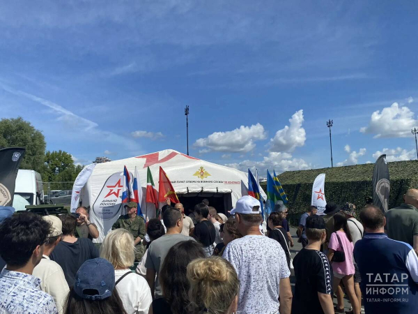 На празднике &laquo;Я выбираю небо!&raquo; работает пункта отбора на службу по контракту