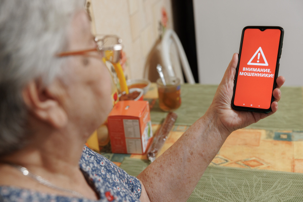 Эксперт объяснила, на&nbsp;что обращать внимание в&nbsp;речи мошенников