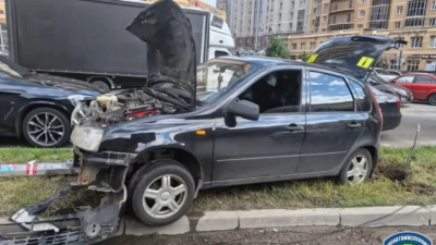 Световая опора не выдержала: в Казани &laquo;Лада&raquo; протаранила столб - фото 22/06/2026 &ndash;