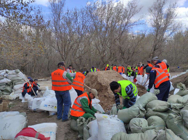 Вторую неделю тысячи западноказахстанцев защищают Уральск от водной стихии