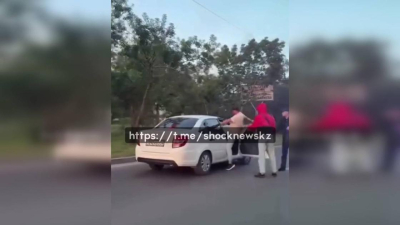 &quot;Остановили машину и начали избивать&quot;: жесткая драка на дороге в Алматы попала на видео