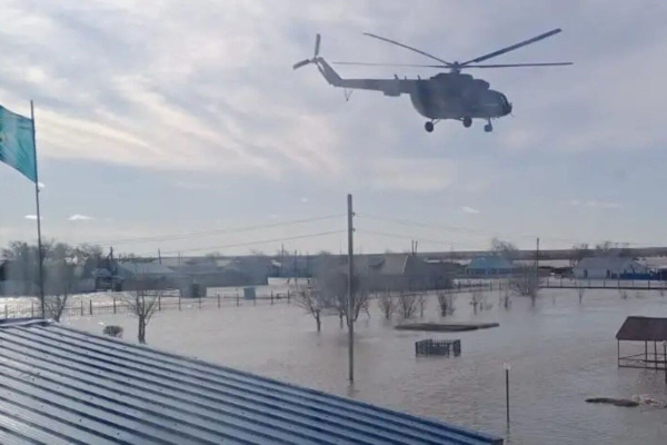 Вертолет не смог сесть, чтобы эвакуировать жителей подтопленного села в Актюбинской области (ВИДЕО)
