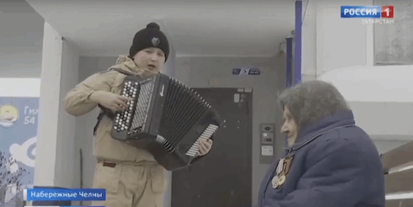 В Челнах устроили концерт для труженицы тыла Аркие Миннихановны