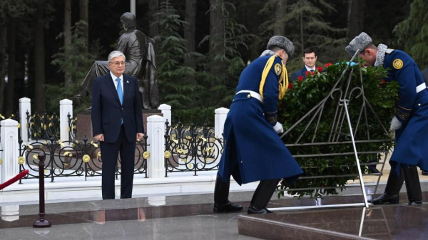 Токаев возложил цветы к могиле Гейдара Алиева (фото)