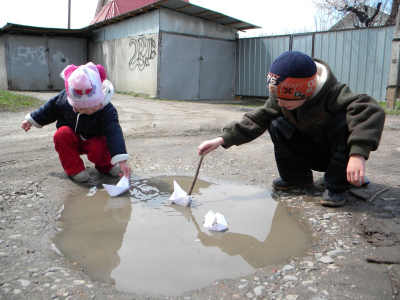 Одной рукой дают, другой - отнимают