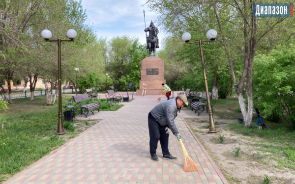 В Актобе моют памятники, а вокруг них подметают и красят