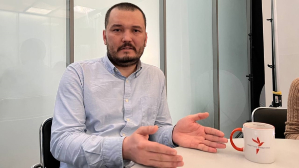 «Передо мной стоит окровавленный человек, а я в этом ничего необычного не вижу». Акылбек Муратбай о годе в тюрьме