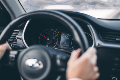 Autonews объяснил, есть ли смысл прогревать машину летом и как долго