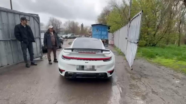 Алматинца на Porsche, совершавшего опасные трюки на дороге, наказали