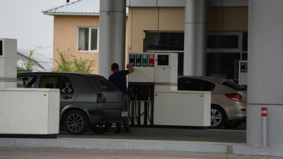 На среднюю зарплату теперь можно купить меньше бензина в Казахстане