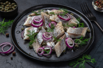 Маринад для селедки, который полностью убирает вкус сырой рыбы: можно есть сразу