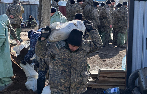 Военнослужащие Национальной гвардии приняли участие в противопаводковых мероприятиях