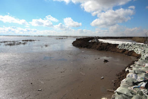 Паводки в Казахстане: в двух областях продолжают откачивать воду