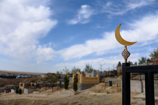 Житель Семея сравнил иудейское кладбище с мусульманским и пожаловался мулле